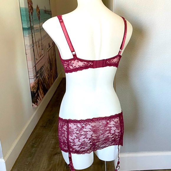 VS Garter Skirt Set - Picture 4 of 13